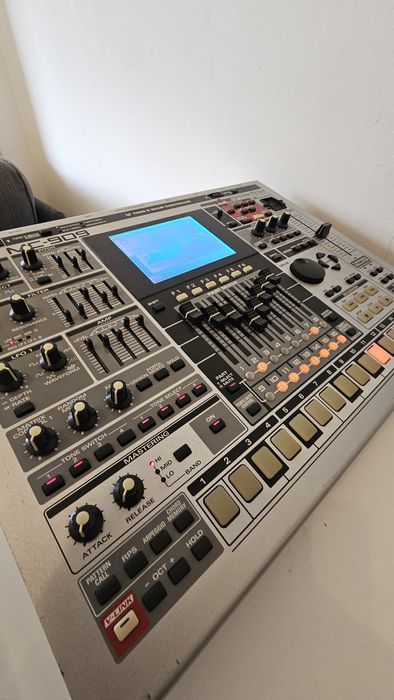 Roland MC-909 Groovebox