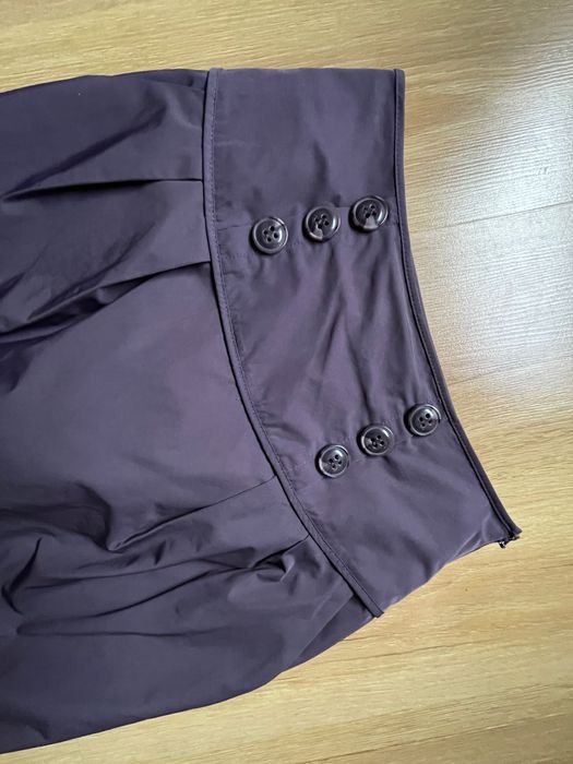 Krótka spódniczka dopasowana do kolan bombka