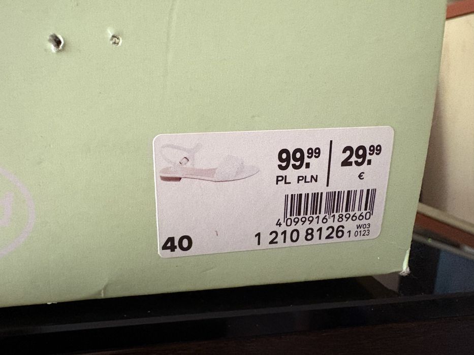 Biale sandałki nowe