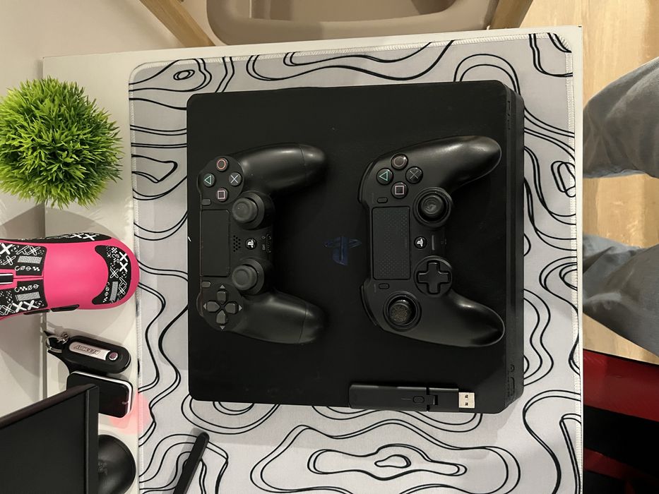 Ps4 com dois comandos