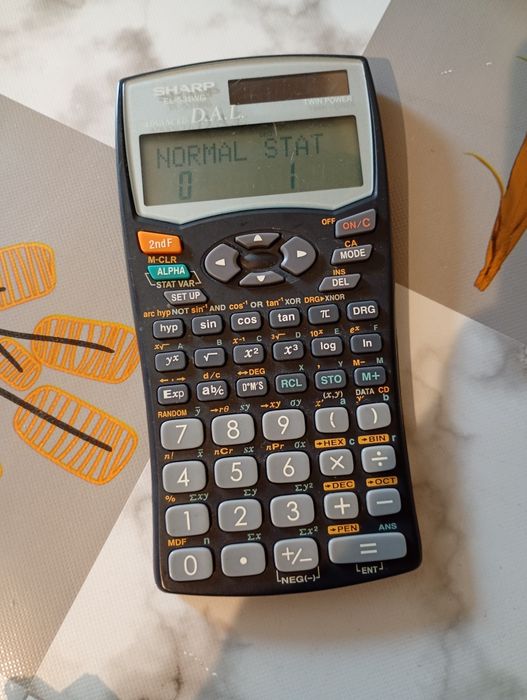 kalkulator naukowy Sharp EL-531WH. 
System wprowadzania danych: Bezpośrednia logika algebraiczna (D.A.L.),
