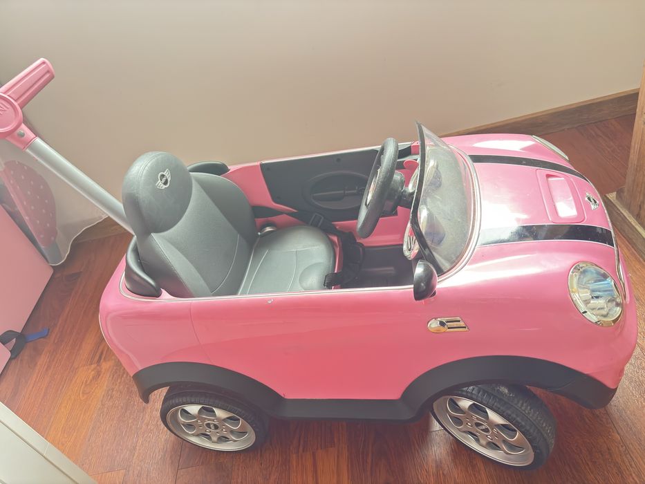 Carrinho mini cuper com cinto e pega para empurrar