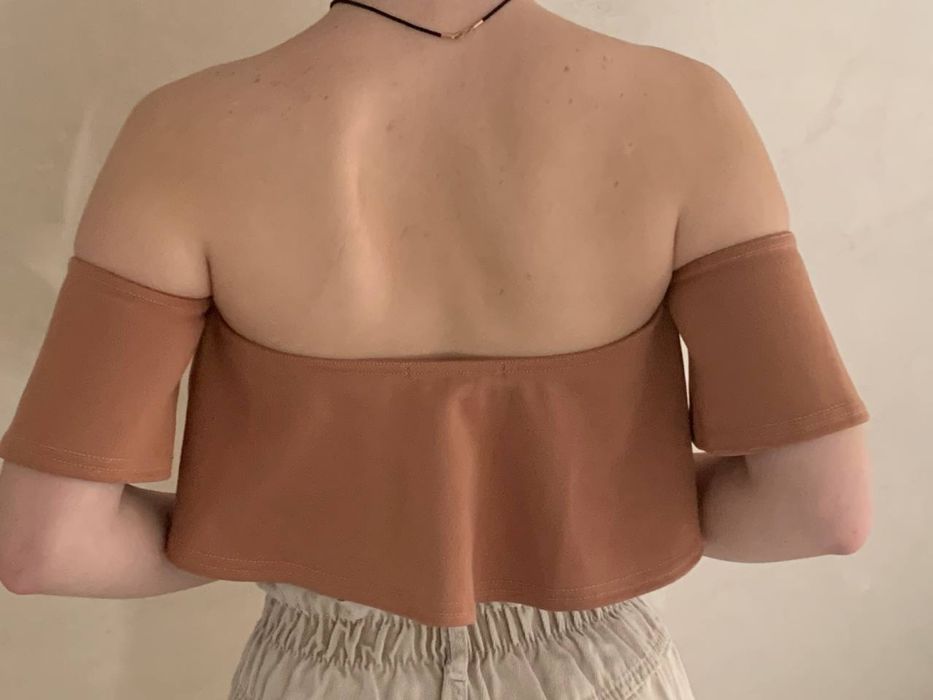 бежевый топ