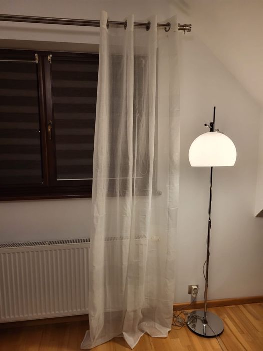 Przezroczyste,białe firanki na przelotkach w poziome pasy