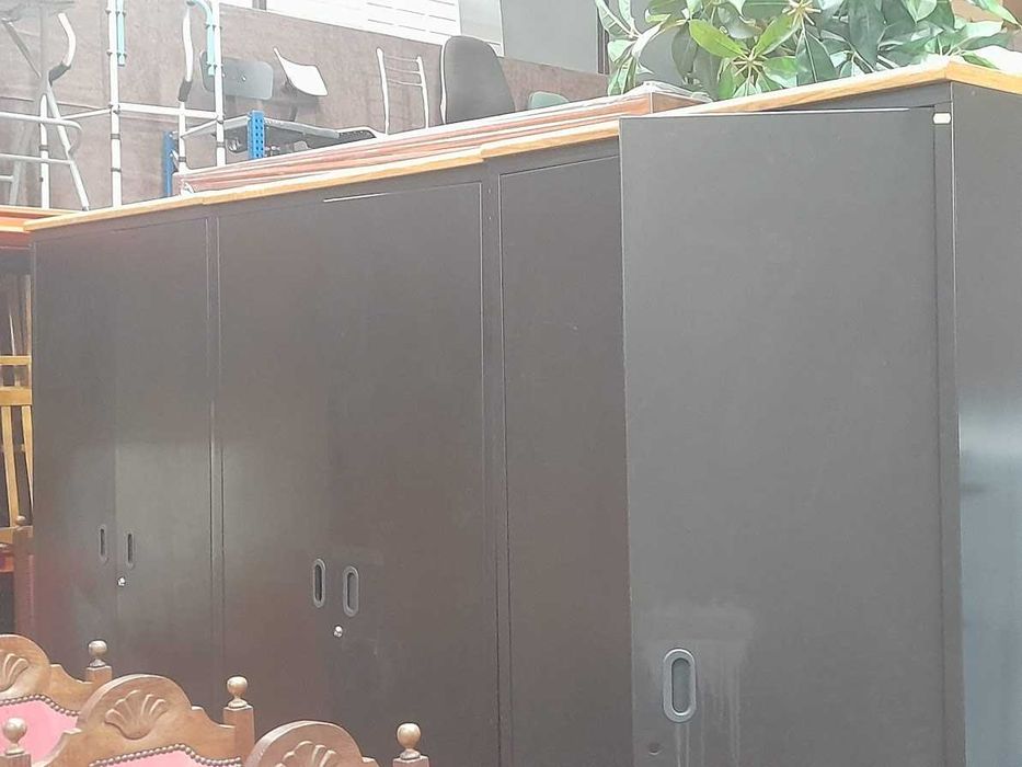 Moveis metálicos castanhos / 1 maior outro mais pequeno