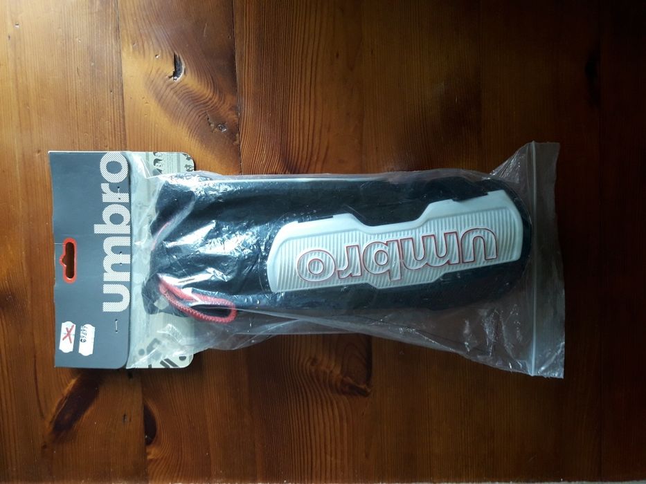 Ochraniacze piłkarskie Umbro