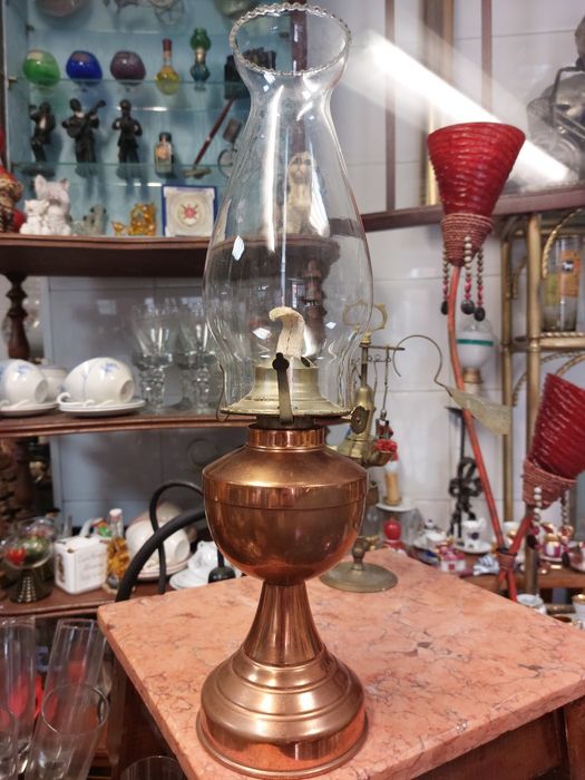 Conjunto de candeeiros a petróleo em latão e cobre (35€ cada)

Este tipo de candeeiros eram populares no final do século XIX e início do século XX e f