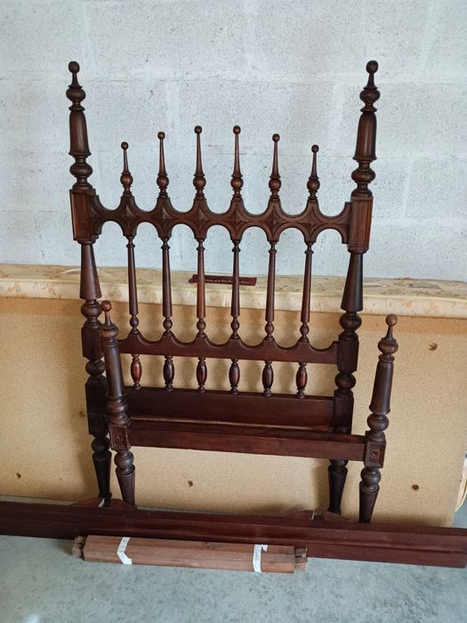 Cama de solteiro vintage com colchão ortopédico