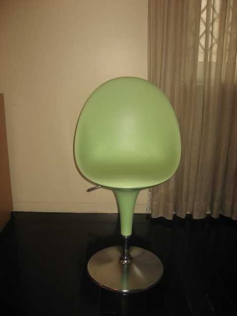 STOCK OFF: Cadeira verde Rotativa By Magis modelo Bombo
