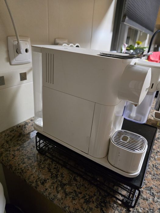 Máquina de Café DELONGHI Nespresso Lattissima One Evo EN510.W Branco