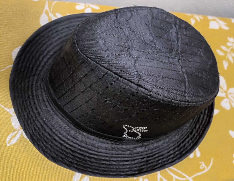 Chapéu preto da Mango