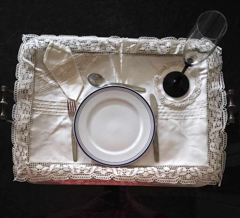 Pano individual, retangular, em linho, com guardanapo.