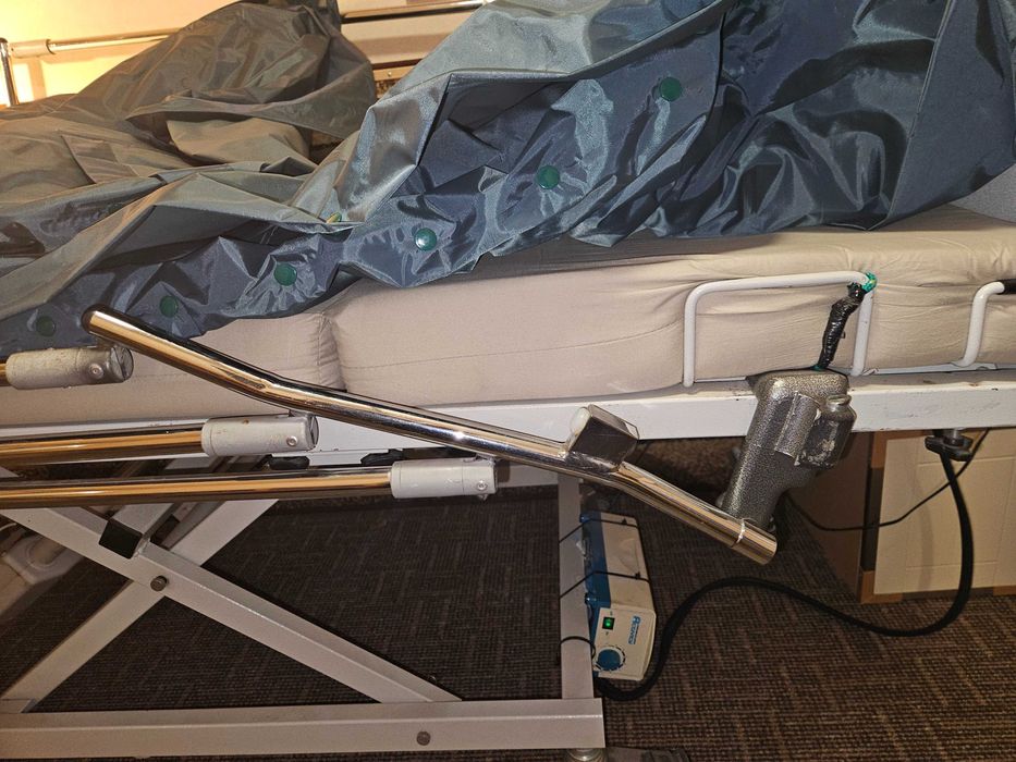 Łóżko rehabilitacyjne z materacem rurowym sterowane pilotem