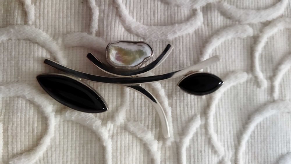 Pendente em prata, onix e madrepérola