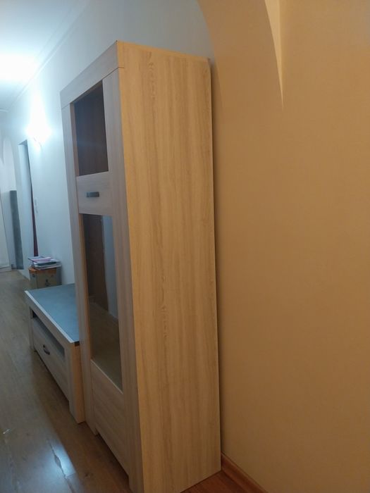 Mesa de TV e cristaleira