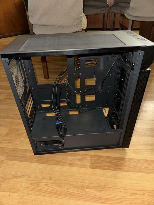 Caixa Gigabyte Mid-Tower C200 Preta