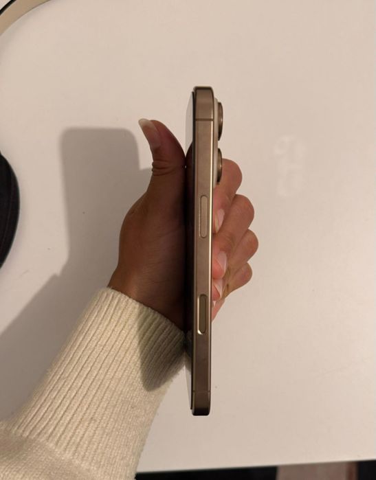 iPhone 16 Pro Dourado