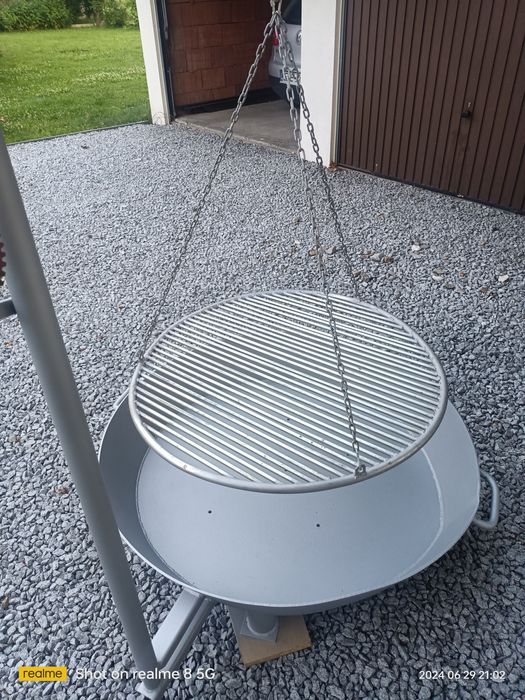 Grill ogrodowy z paleniskiem.