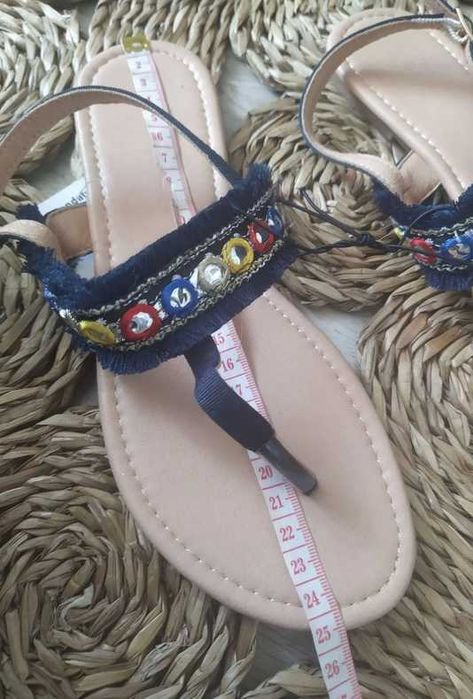 Granatowe sandały / japonki damskie z ozdobnymi koralikami.