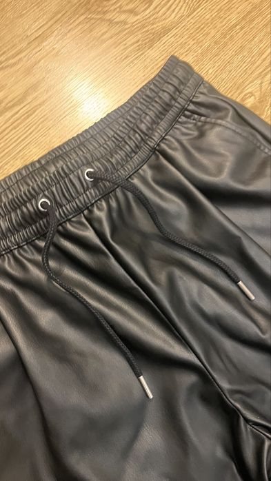 Чорні шкіряні джогери ZARA