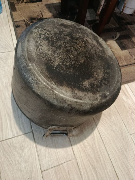 Большая алюминевая кастрюля