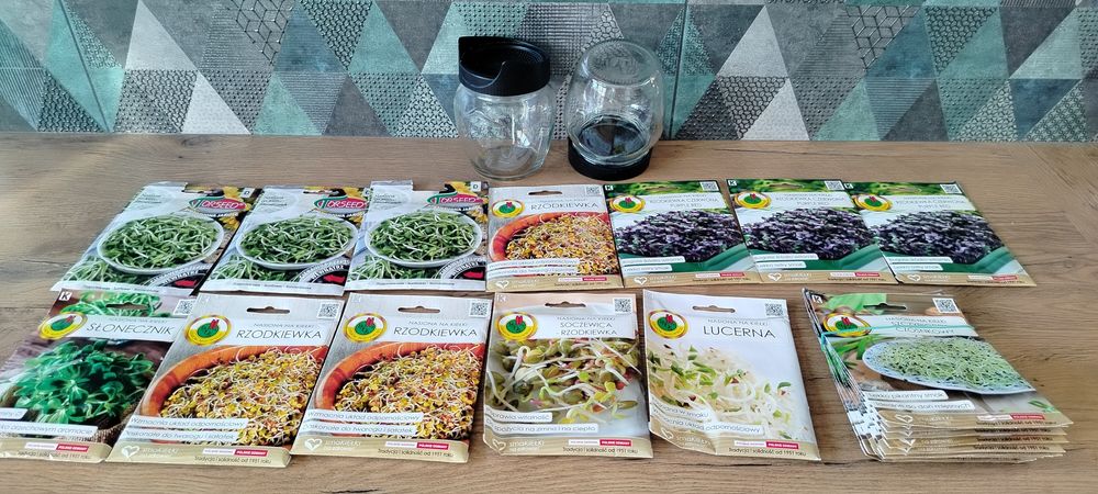 Kiełkownica x2szt + kiełki x23 szt