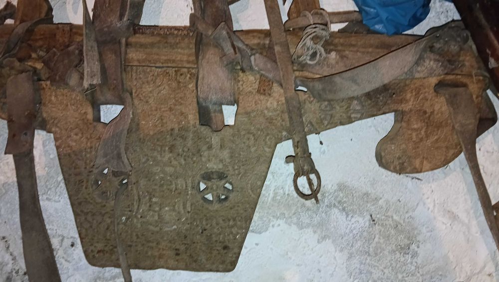 Canga de bois entalhada