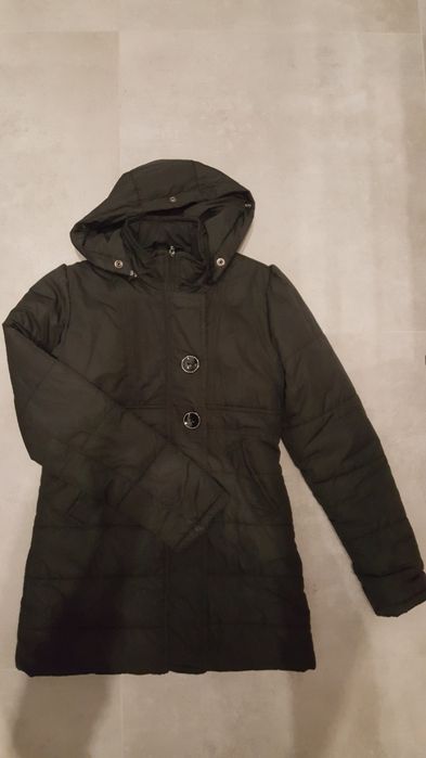 Czarna kurtka płaszcz z kapturem