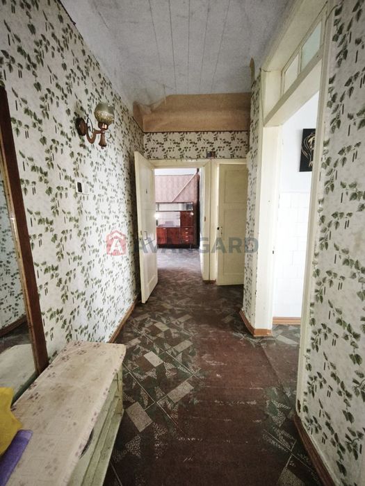 Продам 2 кімнатну квартиру у Центрі. Під ремонт