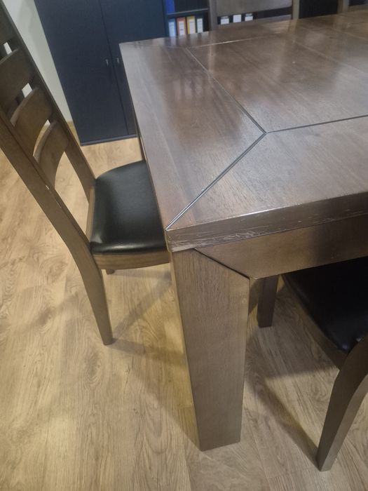 Solidny stół z litego drewna i 6 krzeseł z czarnej eko-skory
To jest z