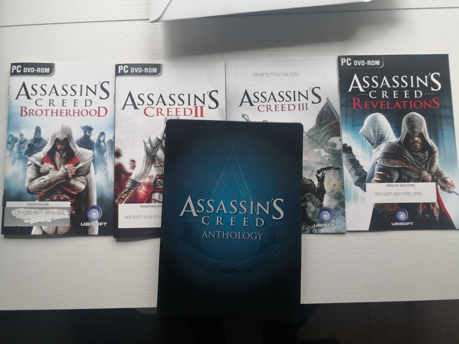 Assassins Creed: Anthology opakowanie z płytami i dodatkami.