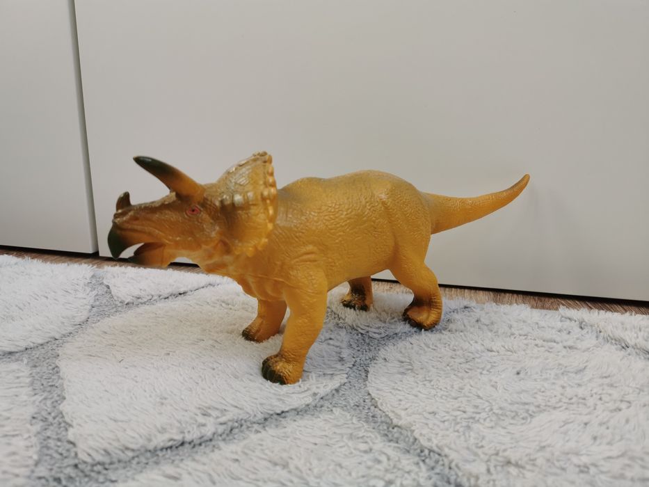 Dinozaur gumowy triceratops