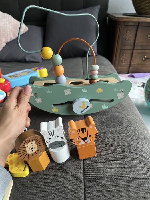 Drewniany sprter z koralikami i elementem