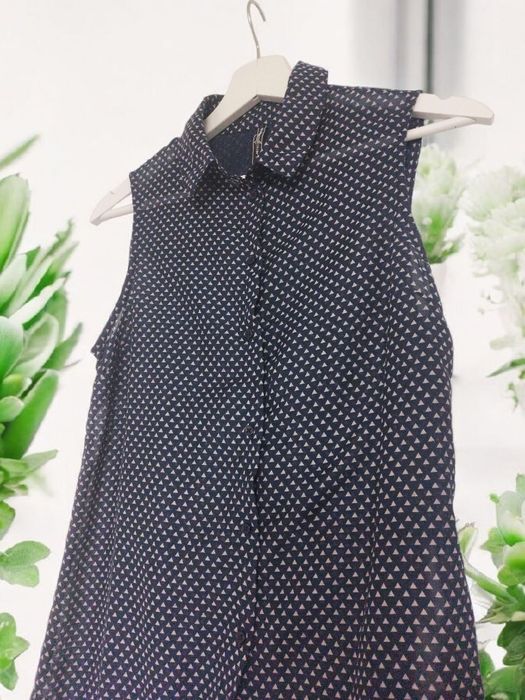 Granatowa bluzka bez rękawów w groszki kołnierzyk biurowa smart casual