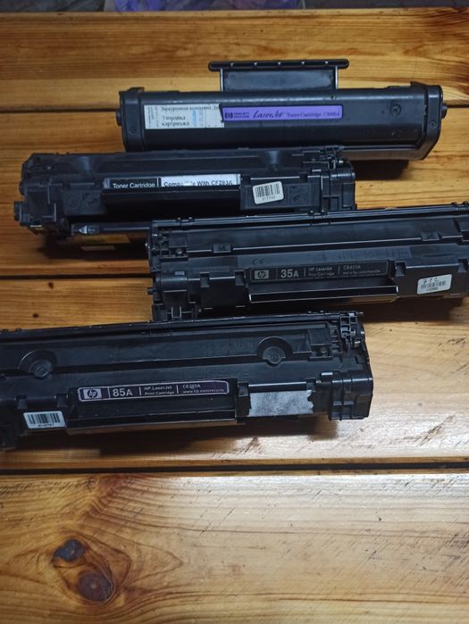 Картриджи для принтера.
