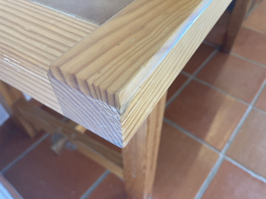 Mesa de jantar em madeira maciça com tampo em azulejos