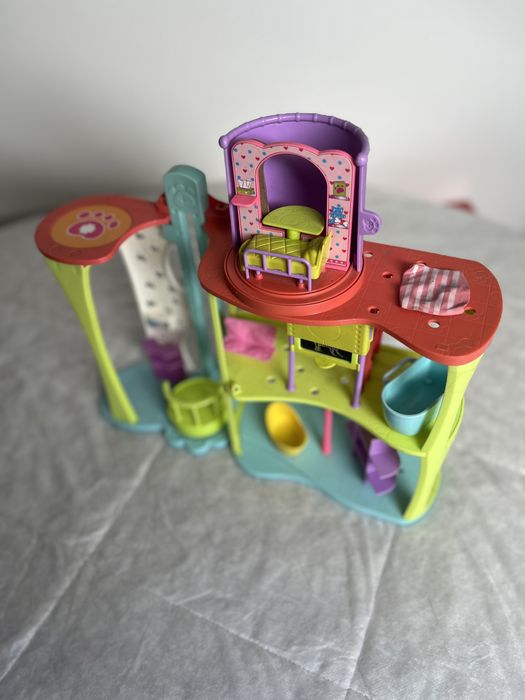 Casa de Brincar com mobília excelente estado