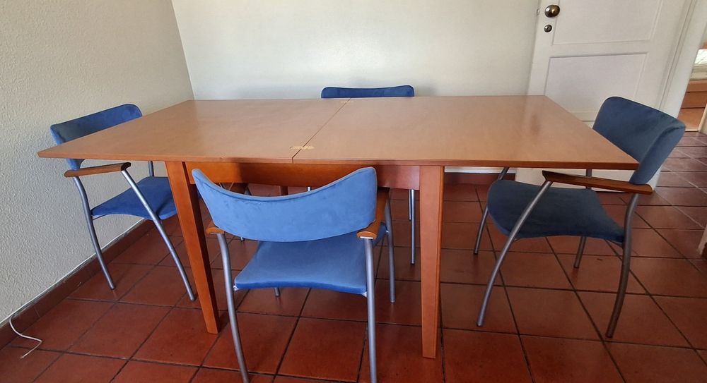 Mesa jantar madeira extensível com 4 cadeiras veludo azul
