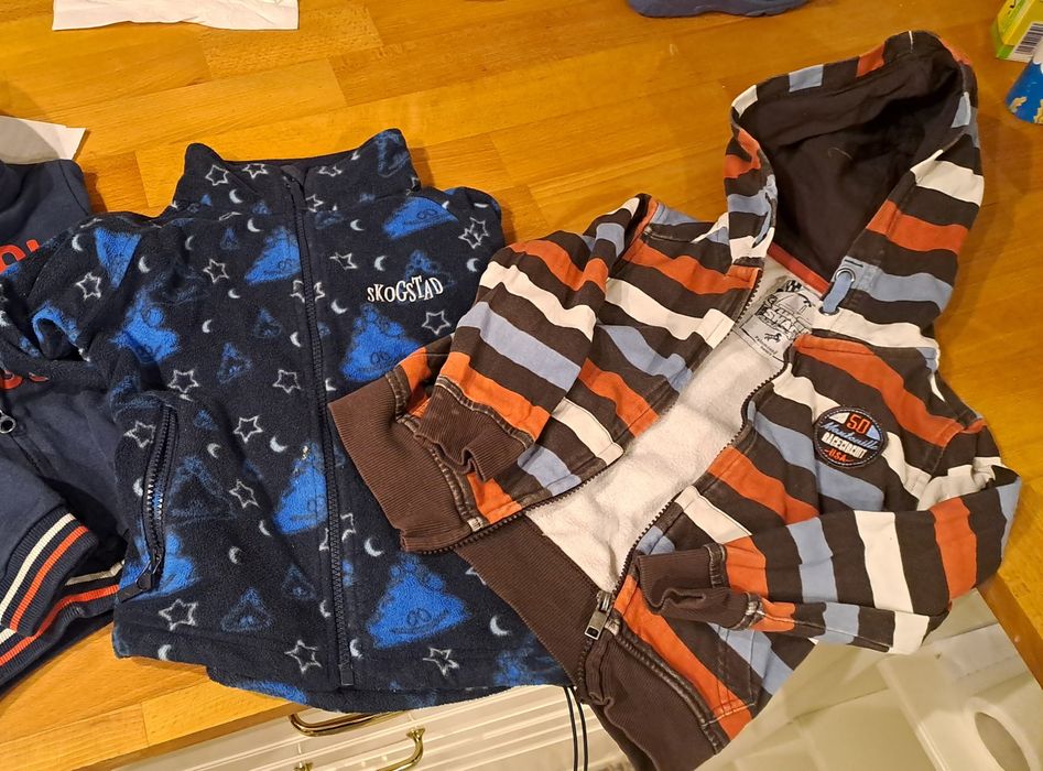Cena za całość: 2 ciepłe zapinane bluzy 98