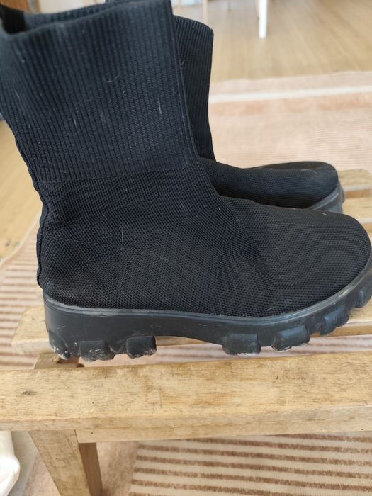 Botas de elastano, pretas, com sola de borracha