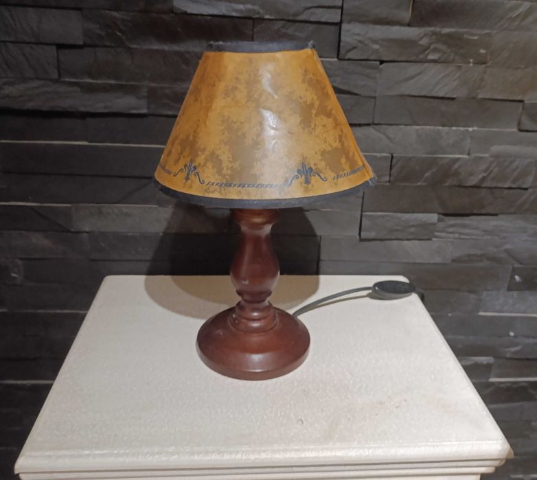 Candeeiro mesa, madeira,  muito antigo, com abat-jour Origem Itália64739901896323121