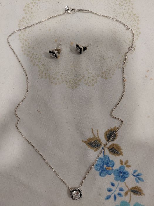 Cordão Prata Pandora mais brincos.