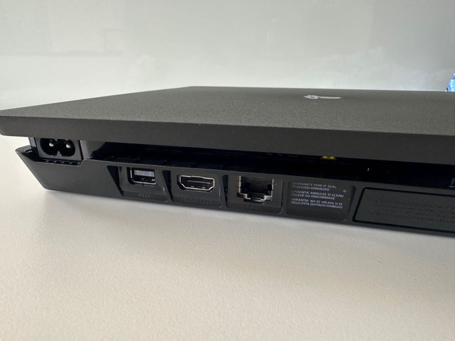 Consola PlayStation PS4 Slim 1TB com Comando e 2 Jogos