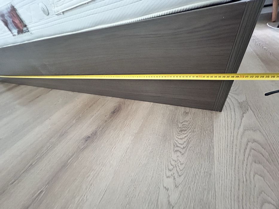 Cama com arrumacao, cabeceira incorporada em madeira e ferro.