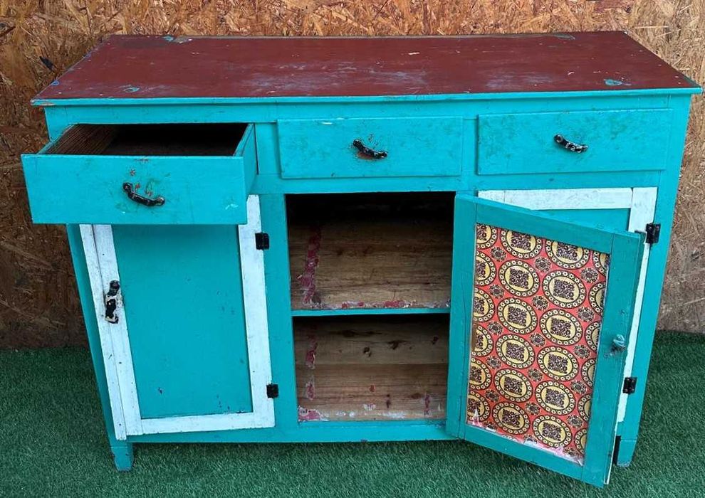 Movel antigo, tosco de fraca qualidade