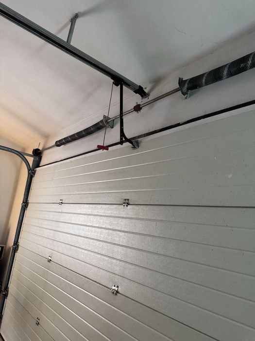 Portão seccionado  de GARAGEM com cerca de 4,50 m x 2,40 m – COMPLETO