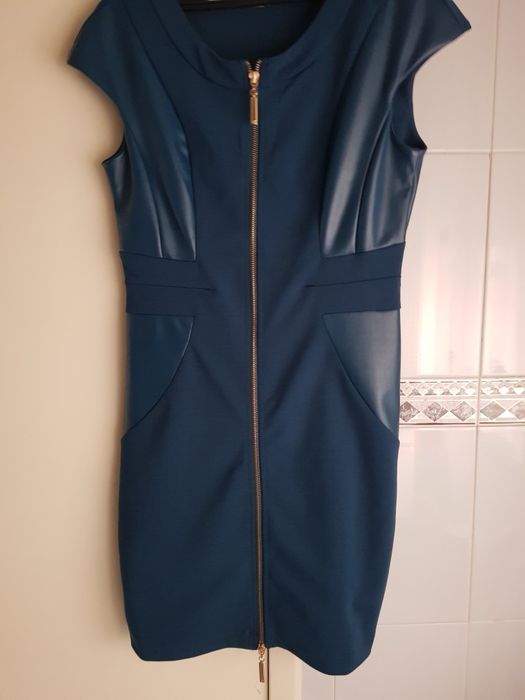 Vestido imitação pele e tecido, com feixo em metal dourado.