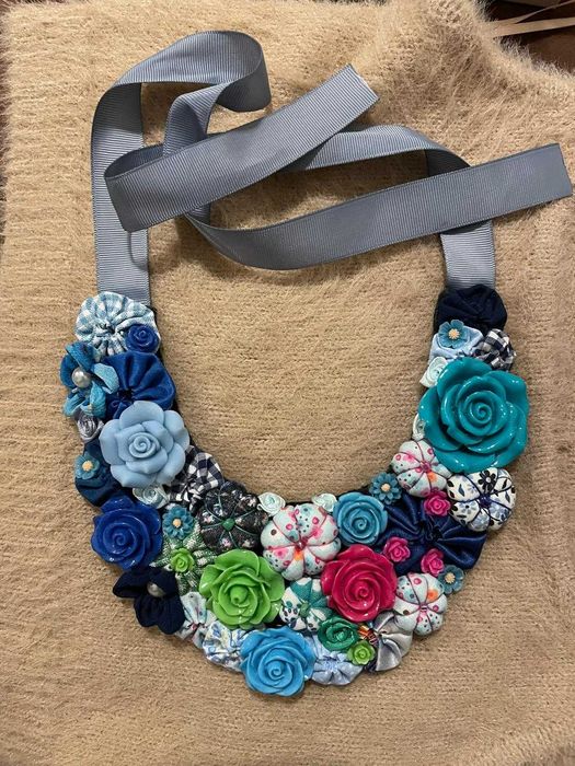 Colar azul feito à mão