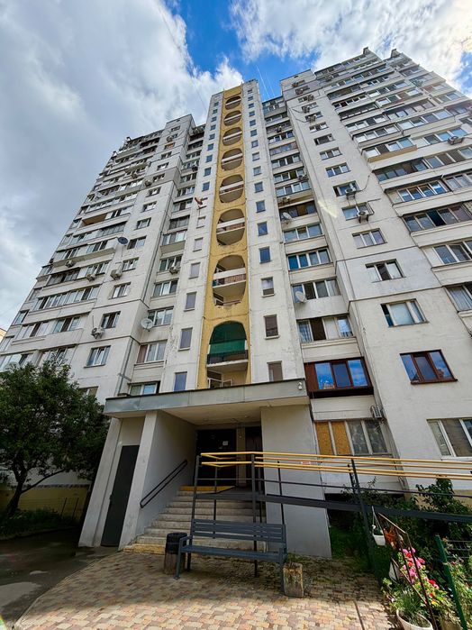 Продам 2-кімнатну квартиру! Дарницький район! Харківська! З ремонтом!