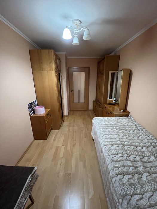 Довгостроково кімната в трикімнатній квартирі без власниці